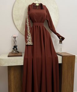 فستان سهرة راقي بأكمام طويلة وتطريز مميز على الكتف