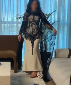 فستان سهرة ملكي أوف وايت بكورسيه وتطريز أسود مع كاب شيفون دانتيل