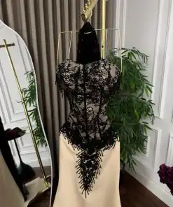 Alternative view of فستان سهرة ملكي أوف وايت بكورسيه وتطريز أسود مع كاب شيفون دانتيل
