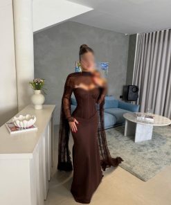 فستان سهرة بني كورسييه طويل بتصميم ملكي مع كاب دانتيل