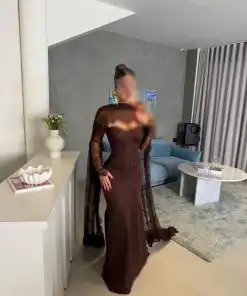 فستان سهرة بني كورسييه طويل بتصميم ملكي مع كاب دانتيل