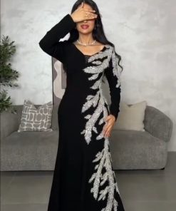 فستان سهرة أسود طويل بأكمام طويلة وتطريز فرع شجر فضي كريستال