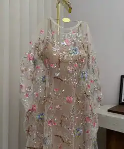 Alternative view of جلابية سهرة خليجية بيج بتطريز ورود ملونة وشك خرز مع بشت تول شفاف