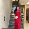 فستان سهرة أحمر دانتيل طويل بياقة عالية وكاب كتف قصير شفاف