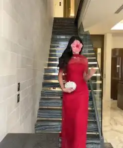 فستان سهرة أحمر دانتيل طويل بياقة عالية وكاب كتف قصير شفاف