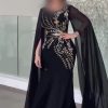 فستان سهرة أسود فخم بتصميم كاب شيفون وتطريز ذهبي وفضي براق