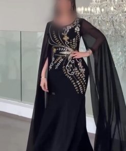 فستان سهرة أسود فخم بتصميم كاب شيفون وتطريز ذهبي وفضي براق