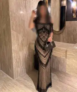 فستان سهرة طويل بتصميم أوف شولدر وتطريز هندسي مع شراشيب سوداء فاخرة