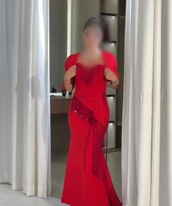 فستان سهرة أحمر طويل بتصميم راقٍ مع شراريب براقة وبوليرو أنيق