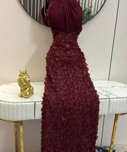 Alternative view of فستان سهرة عنابي طويل بتصميم رقبة متقاطعة (هالتر) وتطريز ورود ثلاثية الأبعاد بالكامل
