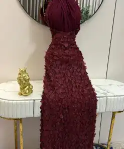 Alternative view of فستان سهرة عنابي طويل بتصميم رقبة متقاطعة (هالتر) وتطريز ورود ثلاثية الأبعاد بالكامل