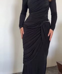 فستان سهرة أسود فخم بتصميم ملفوف وناعم يناسب المناسبات الرسمية