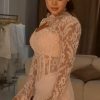فستان سهرة ناعم لون بيج وردي بأكمام طويلة وتصميم ملكي محتشم