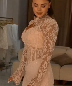 فستان سهرة ناعم لون بيج وردي بأكمام طويلة وتصميم ملكي محتشم