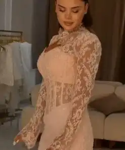 فستان سهرة ناعم لون بيج وردي بأكمام طويلة وتصميم ملكي محتشم