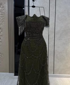 Alternative view of فساتين سهرة زيتوني بتصميم أوب شولدر وسلاسل مطرزة وذيل طويل