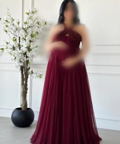 فستان سهرة واسع ومناسب للحوامل بتصميم هالتر مطرز مع تنورة تول بليسيه