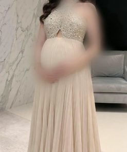 فستان سهرة للحوامل بتصميم هالتر وتول بليسيه