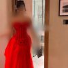 فستان سهرة أحمر طويل بتصميم ضيق مع تفاصيل ورود بارزة وصدرية كورسيه.