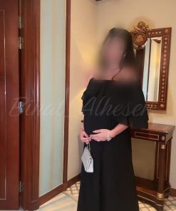 فستان أسود واسع ومريح للحوامل بأكتاف مكشوفة