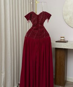 Alternative view of فستان سهرة برغندي بتصميم كورساج مطرز وتنورة شيفون واسعة