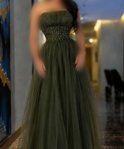 فستان سهرة طويل زيتي بتصميم الكورسيه المرصع والتل المنسدل