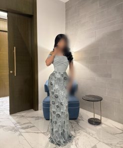 فستان سهرة طويل بتصميم الأكتاف المكشوفة