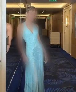 فستان سهرة طويل بلون تيركواز/أزرق فاتح بتصميم رقبة هاتر وشراريب منسدلة