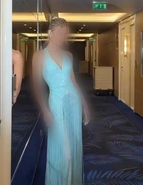 فستان سهرة طويل بلون تيركواز/أزرق فاتح بتصميم رقبة هاتر وشراريب منسدلة