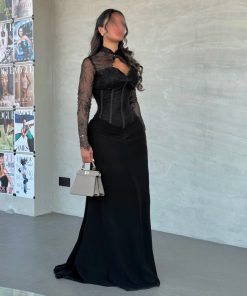فستان سهرة أسود بأكمام دانتيل شفافة وتصميم كورسيه