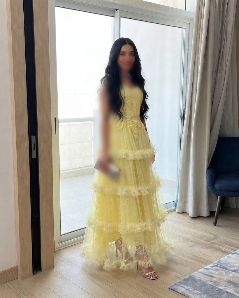 فستان سهرة طويل أصفر بتصميم طبقات كشكش وتل راقي