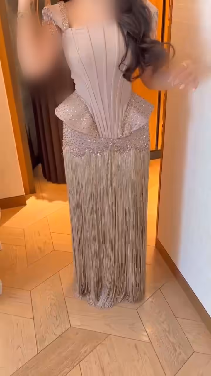 فستان سهرة طويل بيج بتصميم كورسيه وتطريز مع شراشيب خرز منسدلة