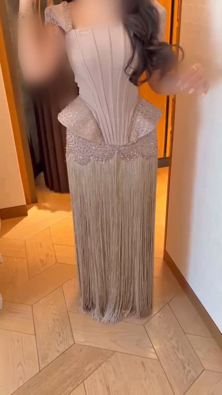 فستان سهرة طويل بيج بتصميم كورسيه وتطريز مع شراشيب خرز منسدلة