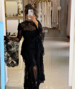 فستان سهرة طويل أسود بتصميم دانتيل راقٍ وأكمام واسعة مزخرفة