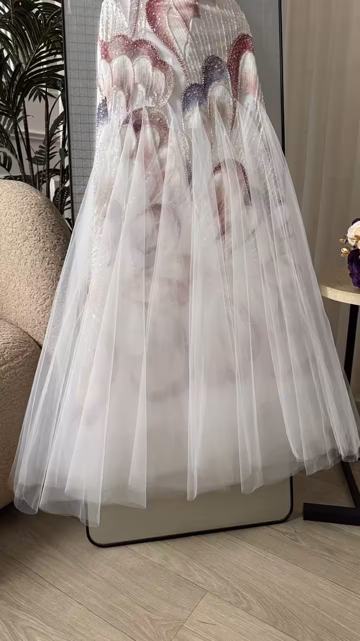 فستان سهرة طويل أبيض ووردي بتصميم أوف شولدر وتطريزات فخمة مع تنورة تول منسدلة - الصورة 5