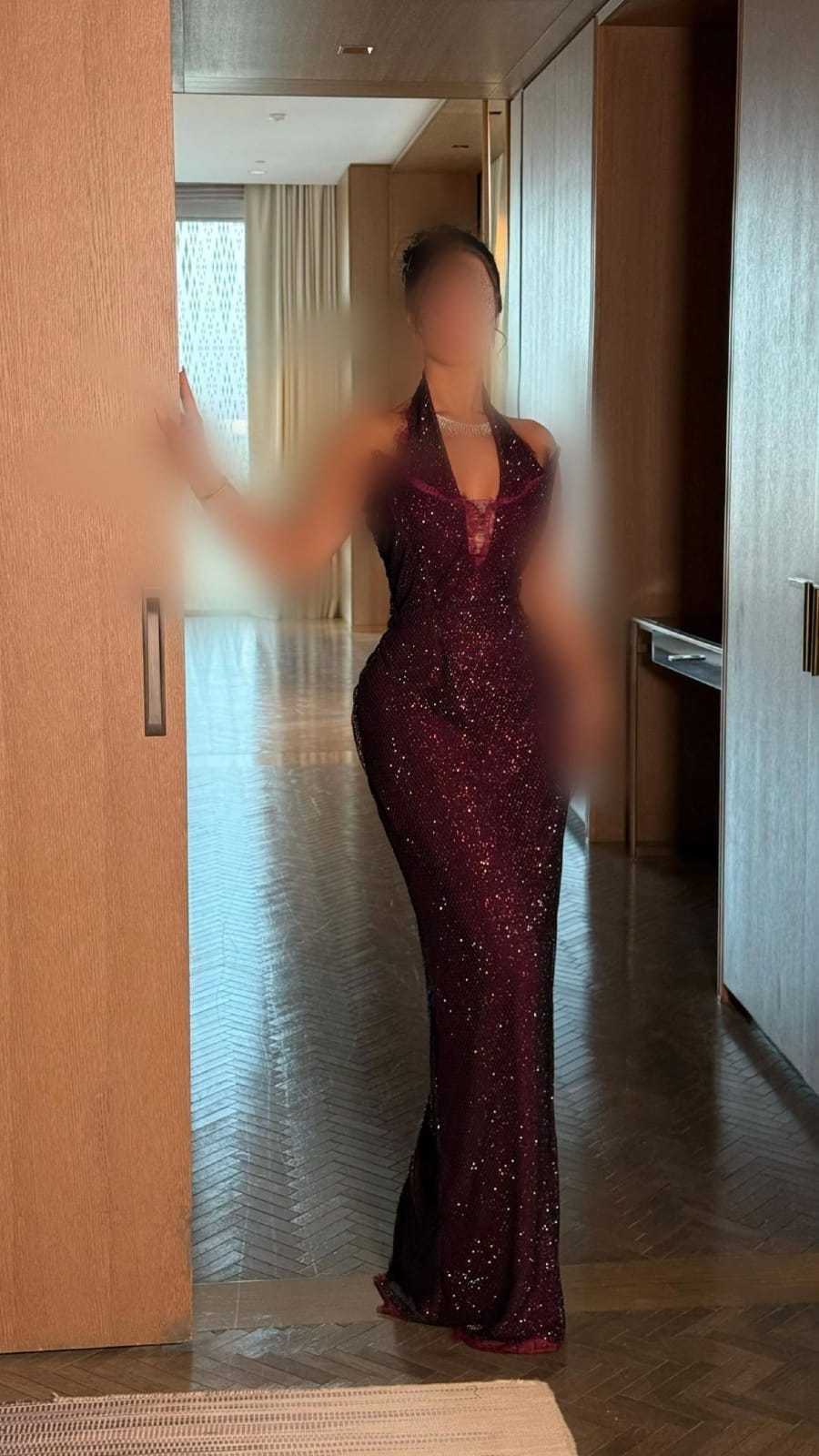 فستان سهرة عنابي لامع بتصميم هالتر أنيق وقصة حورية البحر