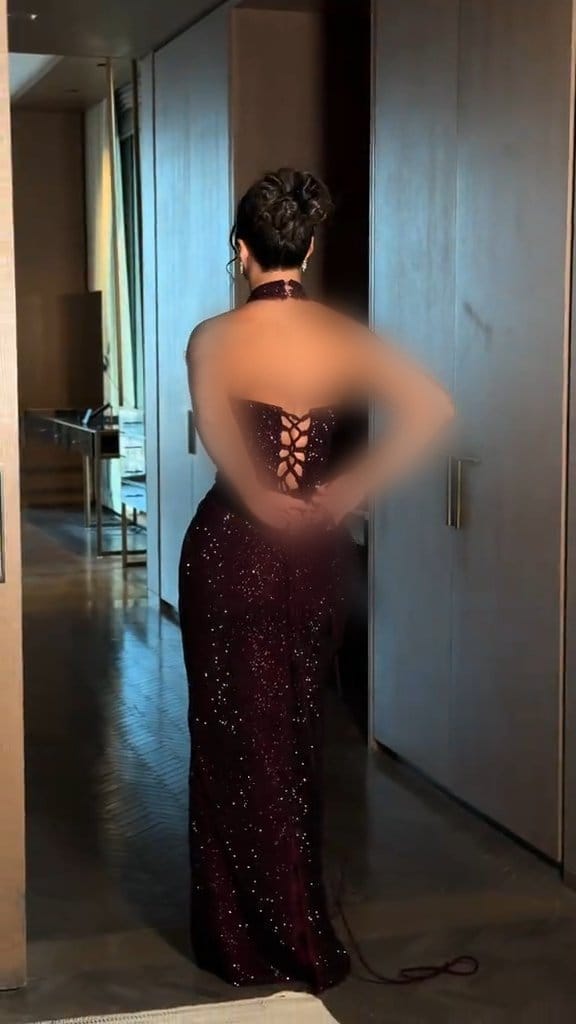 فستان سهرة عنابي لامع بتصميم هالتر أنيق وقصة حورية البحر - الصورة 4