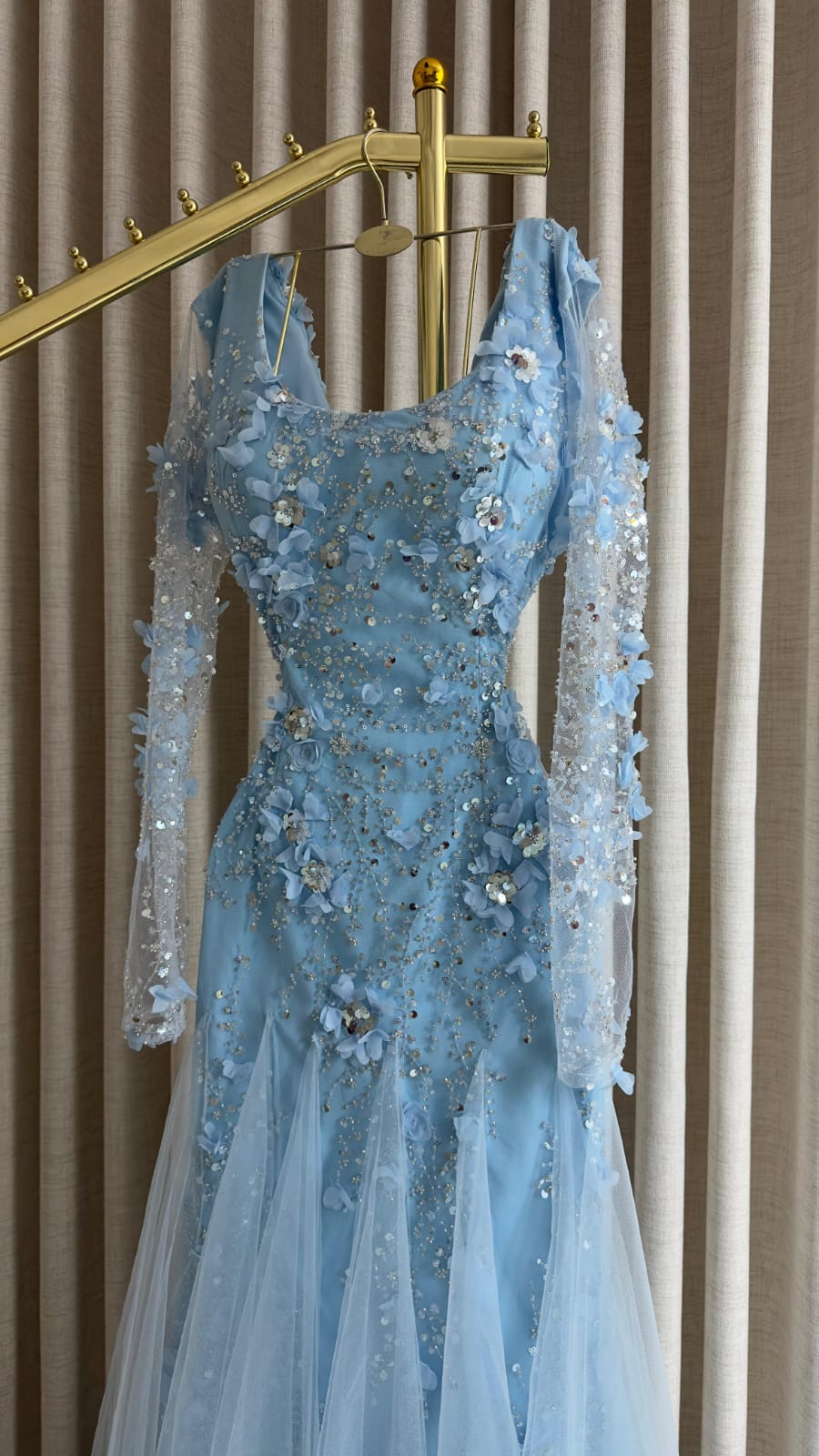 فستان سهرة أزرق سماوي بتطريز الزهور البارزة وأكمام طويلة شفافة | - الصورة 3