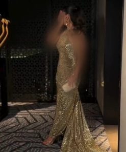 فستان سهرة ذهبي براق بتصميم هالتر وقصة حورية البحر الفاخرة