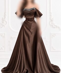 فستان سهرة بني فاخر بتصميم أوف شولدر وتطريز كريستالي مع حزام كورسيه