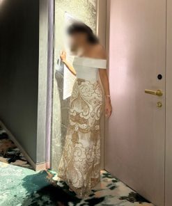 فستان سهرة أبيض وأوف شولدر بتطريز ذهبي فاخر وقصة حورية البحر