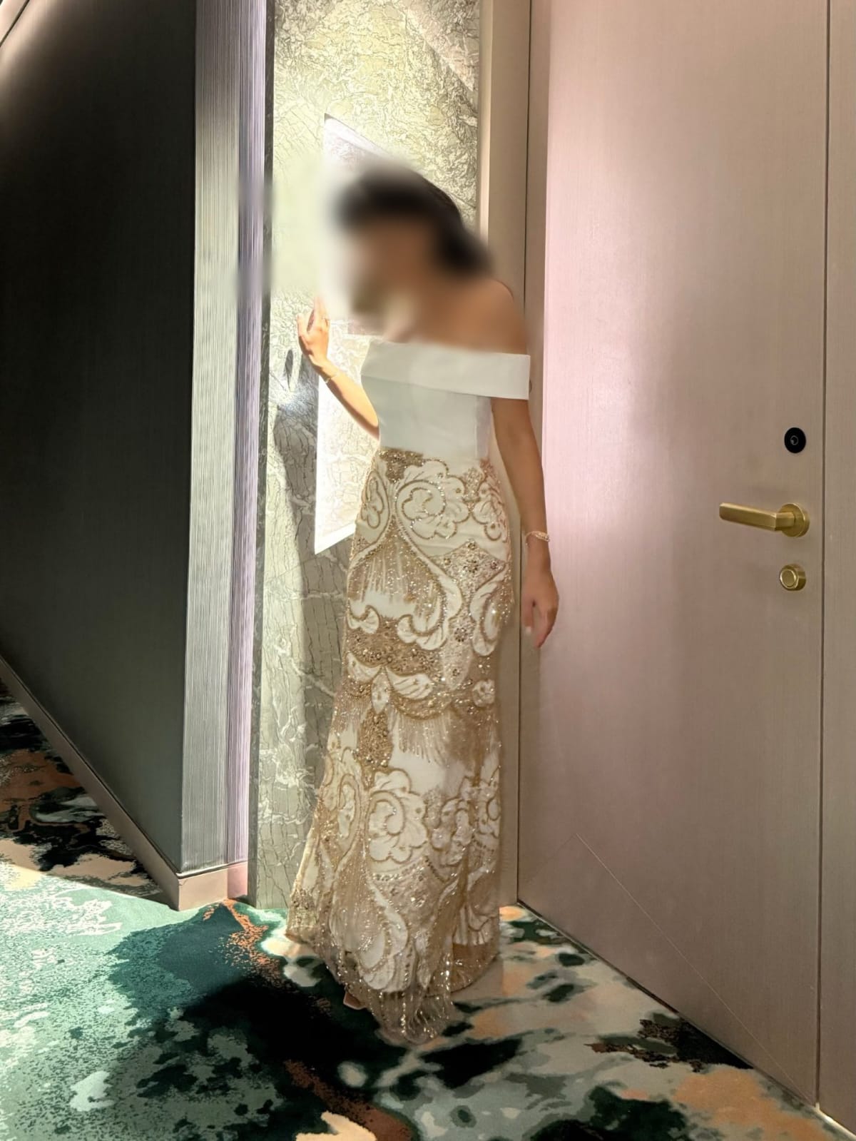 فستان سهرة أبيض وأوف شولدر بتطريز ذهبي فاخر وقصة حورية البحر