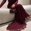 فستان سهرة عنابي فاخر بتصميم أوف شولدر وأكمام دانتيل شفافة مطرزة