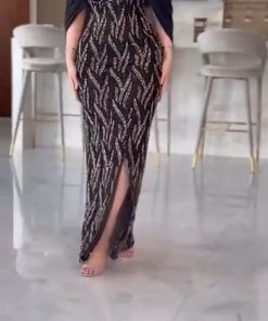 فستان سهرة أسود فاخر بتصميم هالتر متقاطع وتطريز متوج باللونين الفضي والذهبي مع شق جانبي