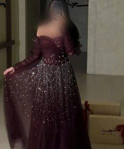 فستان سهرة عنابي فاخر بتصميم أوف شولدر مرصع بالكريستال وتنانير تول منفوشة