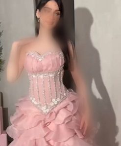 فستان سهرة وردي بتصميم كورسيه مرصع بالكريستال وتنورة طبقات كشكش واسعة