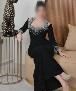 فستان سهرة أسود كلاسيكي فاخر بأكمام طويلة وتطريز لؤلؤي متدرج على الصدر والأصفاد