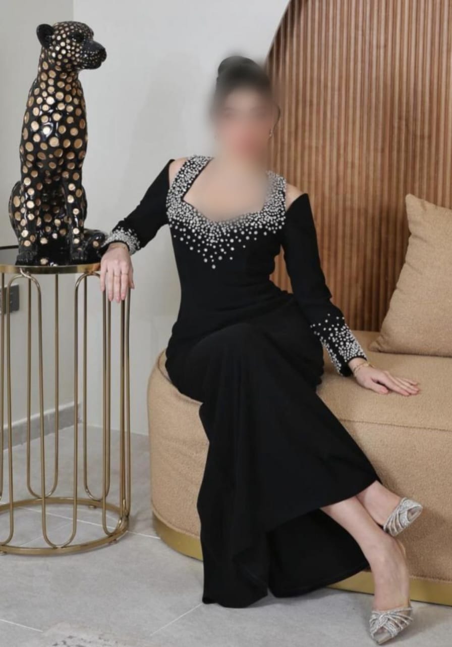 فستان سهرة أسود كلاسيكي فاخر بأكمام طويلة وتطريز لؤلؤي متدرج على الصدر والأصفاد
