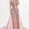 فستان سهرة وردي بتصميم strapless مع تطريز براق وذيل ساتان خلفي منفوش