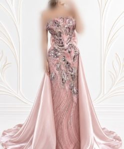 فستان سهرة وردي بتصميم strapless مع تطريز براق وذيل ساتان خلفي منفوش
